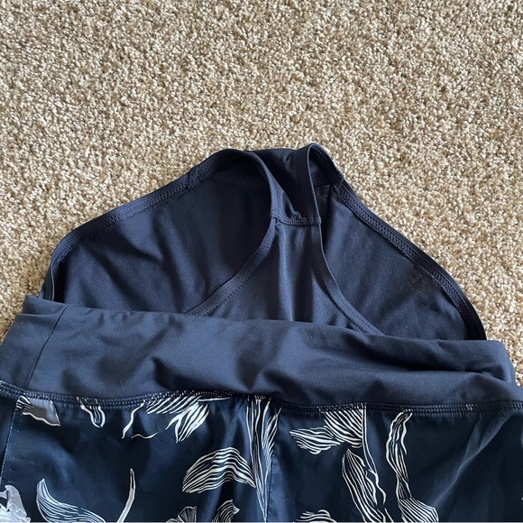 Athleta Laser Run Shorts Women’s Medium Navy Floral Pull On Zipper Pocket Lined - Picture 9 of 13